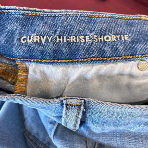 AMERICAN EAGLE Curvy Hi-Rise Shortie Jean Shorts Light Wash Size 8 Button Fly - Picture 6 of 8